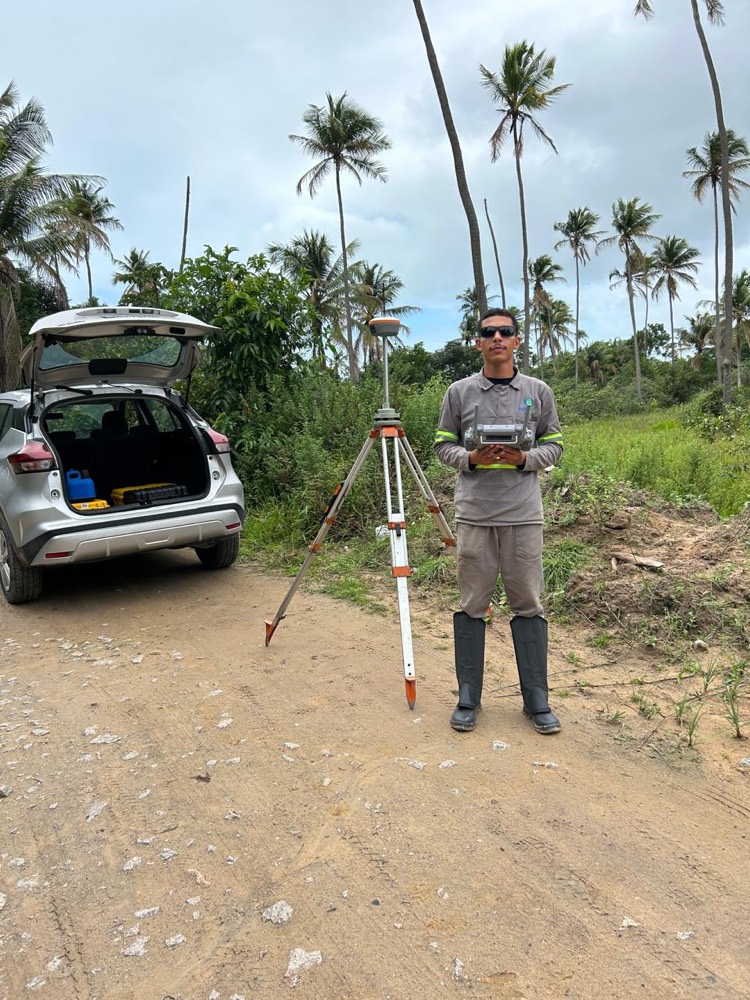 Equipe DevGis em campo com equipamento de posicionamento de alta precisão